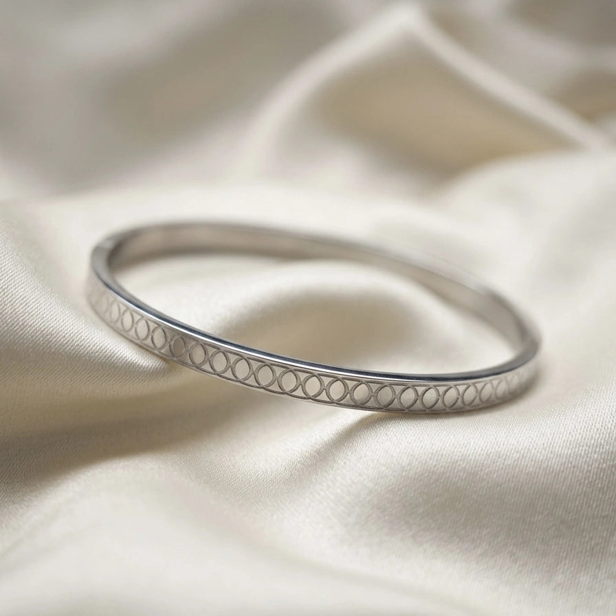 Oval-Etched Silver Cuff Bangle – Nische