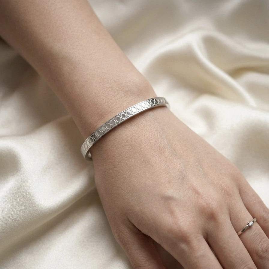 Oval-Etched Silver Cuff Bangle – Nische